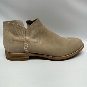 CLARKS Artisan Women’s Beige Suede Pull-on Flat Low Heel Ankle Boots Size 8.5